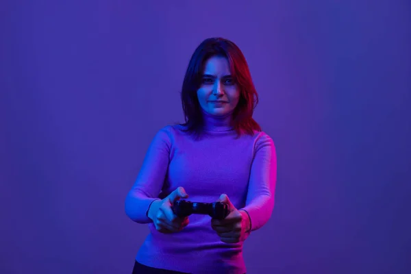 Sério feminino jogar jogos de vídeo — Fotografia de Stock