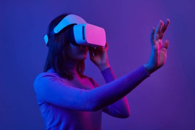 Fütüristik bayan siber ile etkileşim