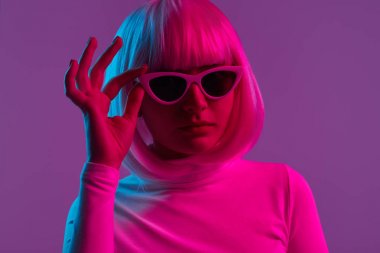 Trendy kadın güneş gözlüğü ayarlama