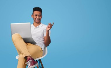 Dizüstü bilgisayar ile neşeli siyah hipster