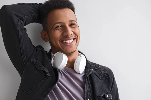 Sonriente macho negro con auriculares — Foto de Stock