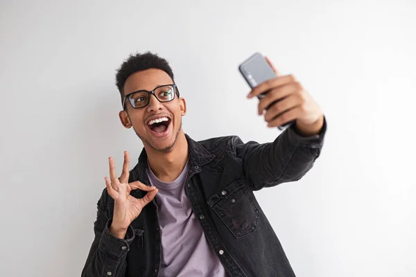 Alegre preto homem gestos OK e tomando selfie — Fotografia de Stock