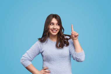 Mutlu artı boyutu kadın işaret