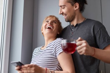 Mutlu çift evde birbirine bakıyor.