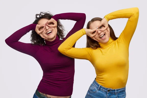 Meninas adolescentes na moda sorrindo para a câmera — Fotografia de Stock