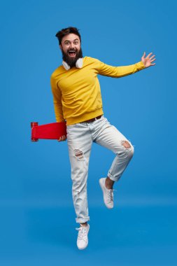 Kaykay kadar sıçrayan ile komik erkek