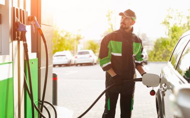 Sakallı işçi istasyonda araba yakıt ikmali
