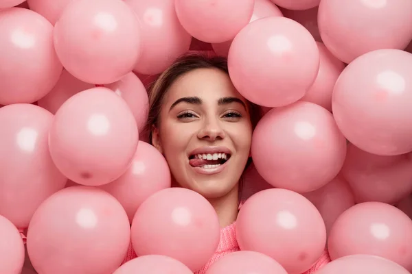 粉红色的气球下的时尚女性 — 图库照片