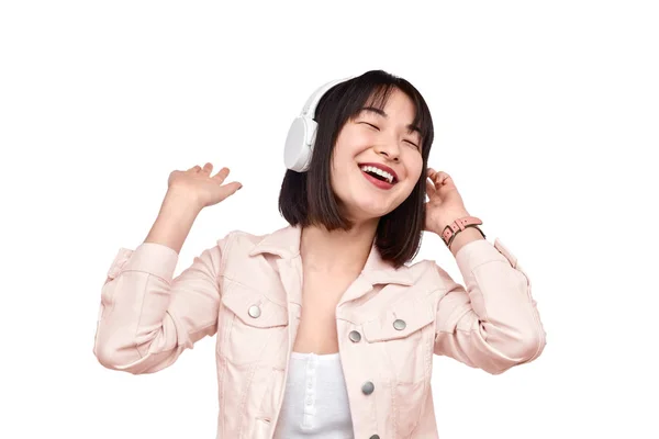 音楽を聴く陽気なアジアの女性 — ストック写真