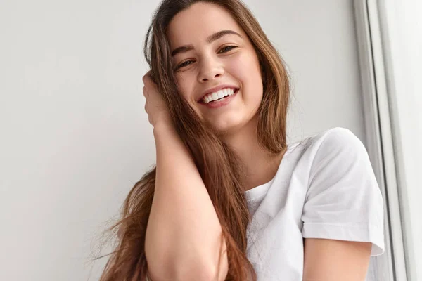 Menina adolescente alegre olhando para a câmera — Fotografia de Stock