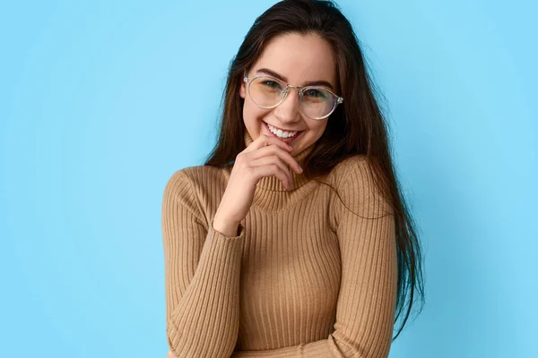 Feliz adolescente sonriendo para la cámara — Foto de Stock