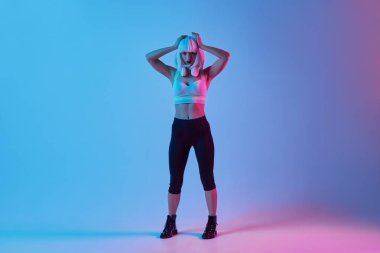 Atletik kadın baş elleri tutmak