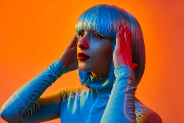 Mujer futurista leyendo mentes — Foto de Stock