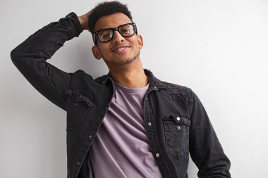 Kendine güvenen siyah adam kamera için gülümseyen