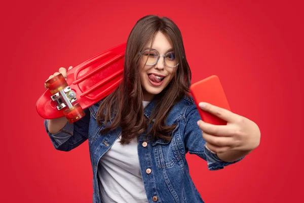 Lustiger pummeliger Hipster macht Selfie mit Longboard — Stockfoto