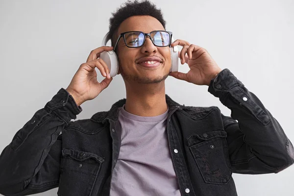 Sorridente nero ragazzo ascoltare musica — Foto Stock