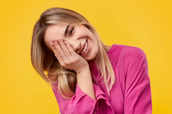 Vrolijke jonge vrouw bedekt oog — Stockfoto