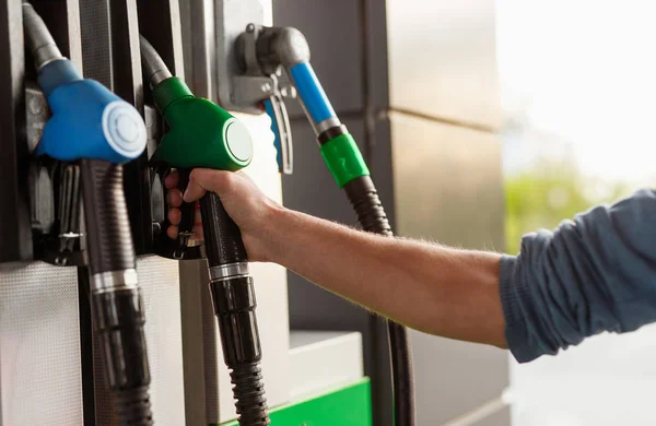 Colheita mão tomando dispensador de bomba de gasolina — Fotografia de Stock