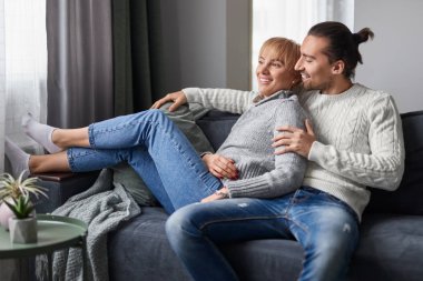 Neşeli çift kanepede rahatlatıcı