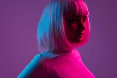 Neon ışık altında şık genç kadın