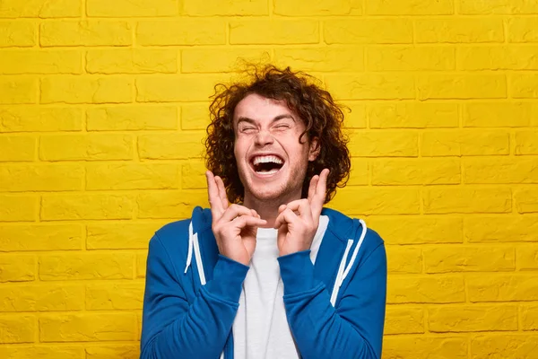 Lustiger Mann lacht und gestikuliert mit den Händen — Stockfoto