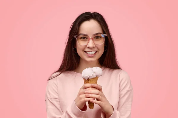 Веселый подросток с вкусным мороженым — стоковое фото