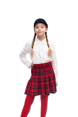 Kendine güvenen liseli kız kameraya bakıyor.