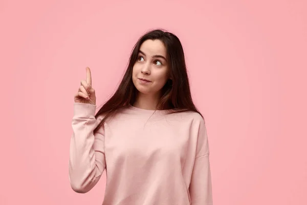 Mujer adolescente apuntando hacia arriba — Foto de Stock