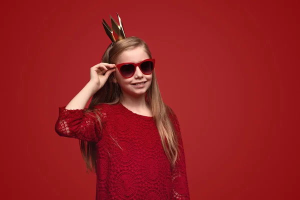 Menina sorridente em coroa e óculos de sol — Fotografia de Stock