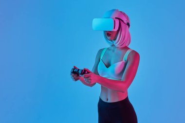 Denetçiyle VR oyunu oynayan genç bayan