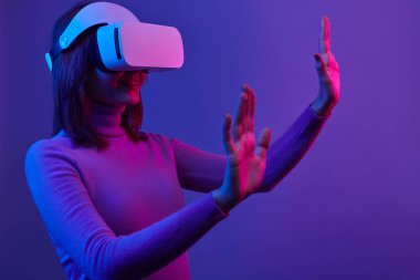 Sanal gerçeklikle etkileşimedebilen gülümseyen kadın