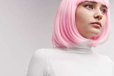 Pembe peruk kadın robot uzağa bakıyor