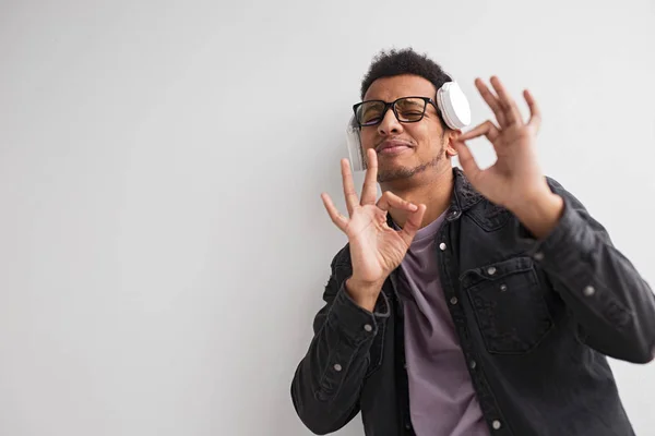 Chico negro escuchando buena música y haciendo gestos OK — Foto de Stock