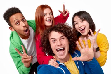 Çok ırklı arkadaşlar selfie alarak