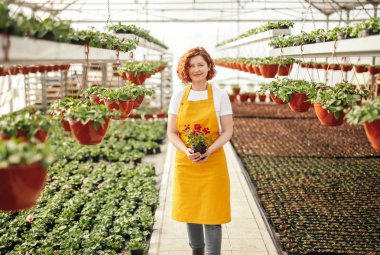 Sera çiçek ile dost kadın