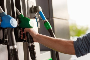 Gaz pompası kullanarak kırpma el