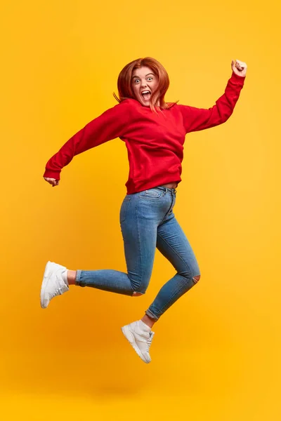 Izgatott nő jumping és sikoltozik — Stock Fotó