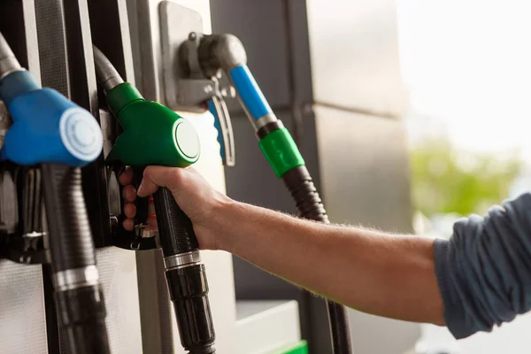 Beskär handen med hjälp av gas pumpen — Stockfoto