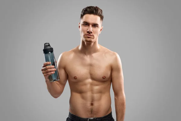 Su şişesi ile fit adam — Stok fotoğraf