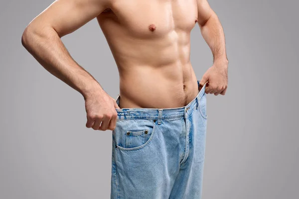 Erntehelfer in großen Jeans nach der Diät — Stockfoto