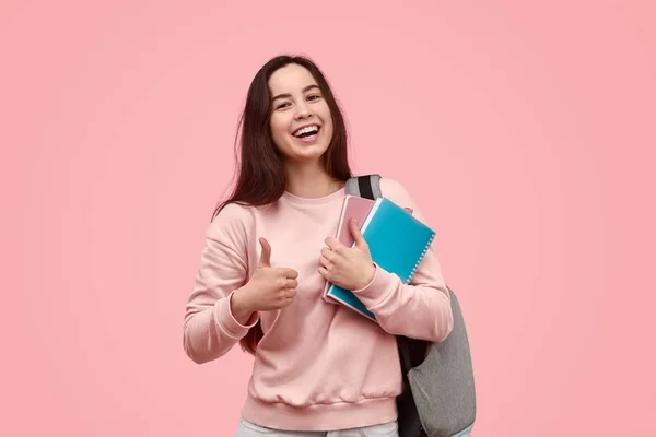 Vrolijke student gebaren duim omhoog — Stockfoto