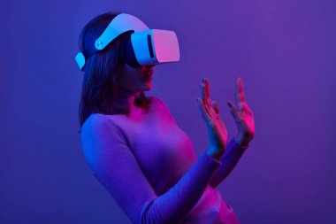 Şok kadın sanal gerçeklikkoruyucu jest yapıyor