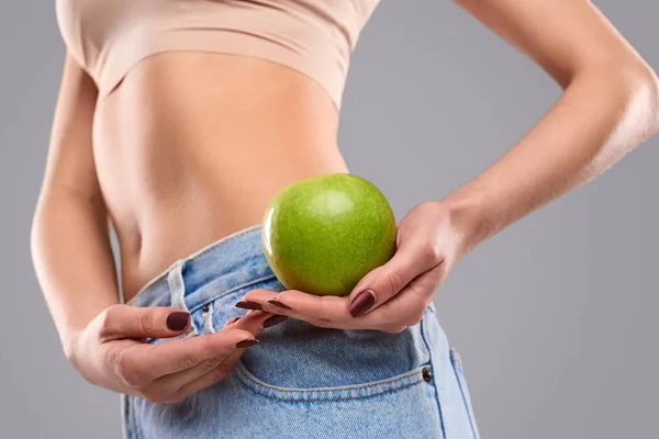 Anonymní a zdravá žena předvádějící jablko — Stock fotografie