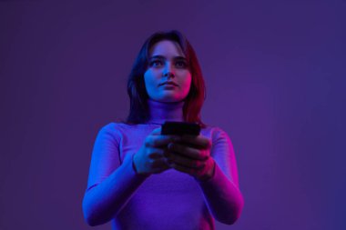 Uzaktan kumanda akıllı telefon kullanan kadın