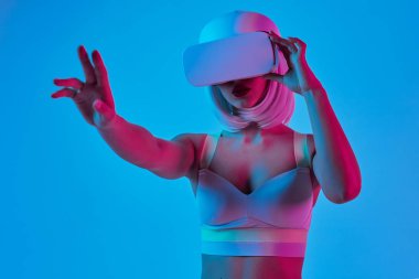 Şehvetli kadın sanal gerçeklik ile etkileşim