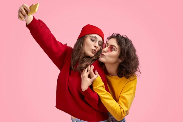 Migliori amici baciare e prendere selfie — Foto Stock