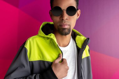 Trendy güneş gözlüğü kendine güvenen siyah adam