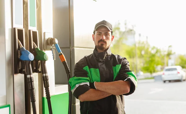 Zelfverzekerde medewerker nabij gaspomp — Stockfoto