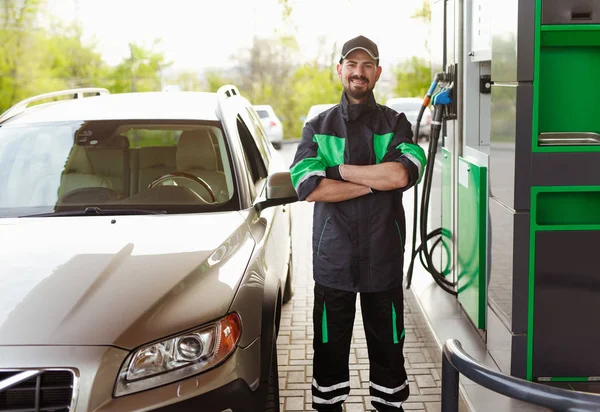 Otomobilin yanında kendinden emin dolum istasyonu çalışanı — Stok fotoğraf