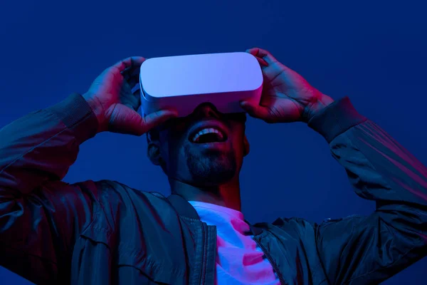 Excited black male exploring virtual reality — Stock Photo, Image